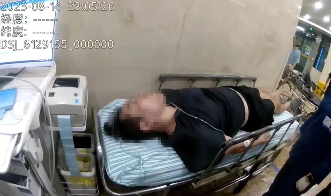 离谱!男子女厕偷窥被发现,竟躲到…警察先救再抓插图3 离谱!男子女厕偷窥被发现,竟躲到…警察先救再抓插图3