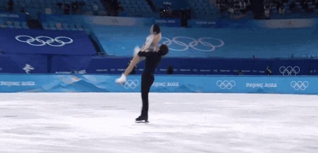 北京冬奥会上两人携手夺冠