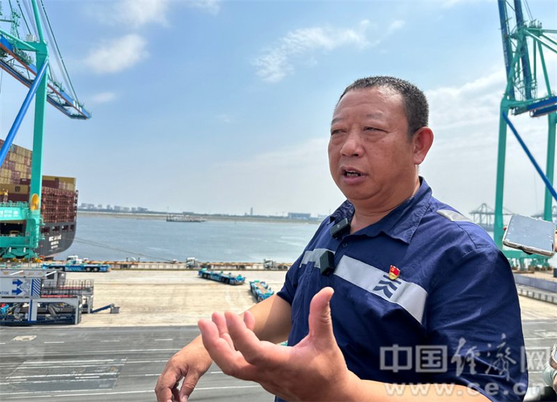 图为天津港第二集装箱码头公司副总经理高延辉接受中国经济网记者采访。中国经济网记者 宋雅静/摄