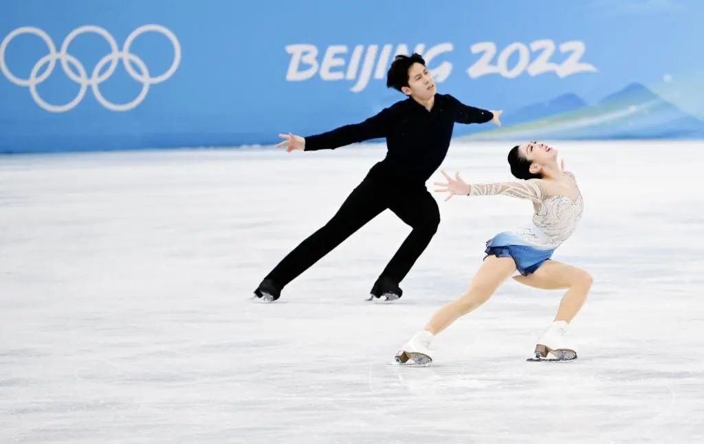 2022年2月19日，中国选手隋文静（前）/韩聪在北京2022年冬奥会花样滑冰双人滑自由滑比赛中。图源：新华社