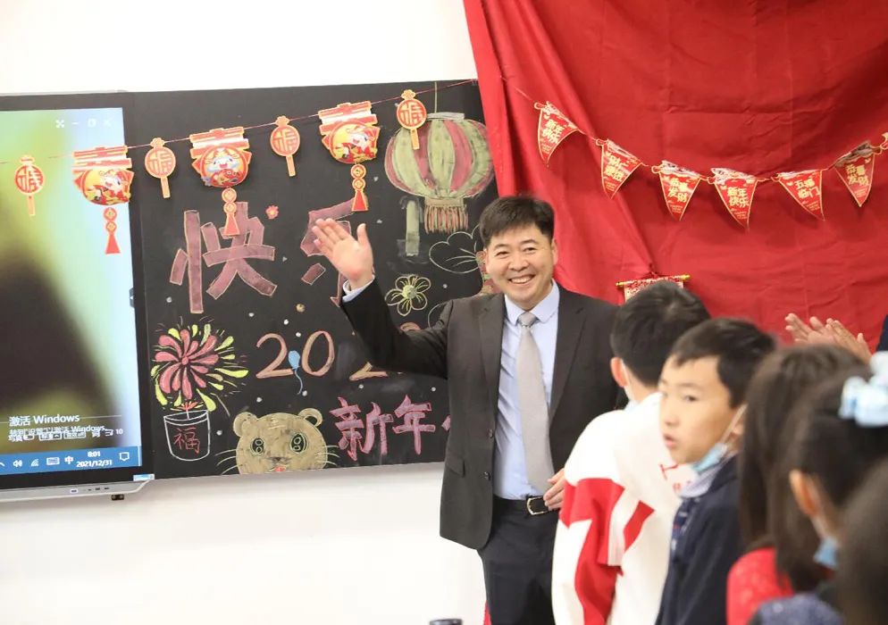 王教凯与学生过元旦。图片由学校提供