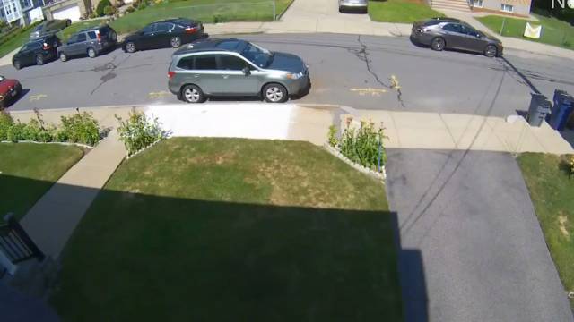 错车的时候轿车不是主动让了吗？没看懂他俩怎么吵起来的......