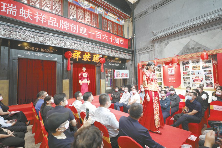 瑞蚨祥团队创新中式婚庆礼服 闻昭摄