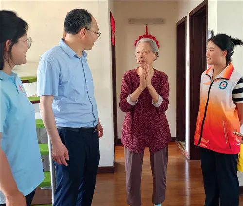 ▲网格员走访慰问