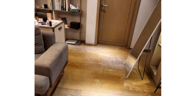 被污水浸泡过的地板