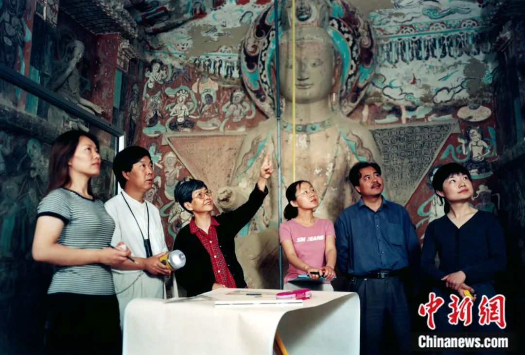 2004年，樊锦诗（左三）指导青年人研究工作。张伟文 摄