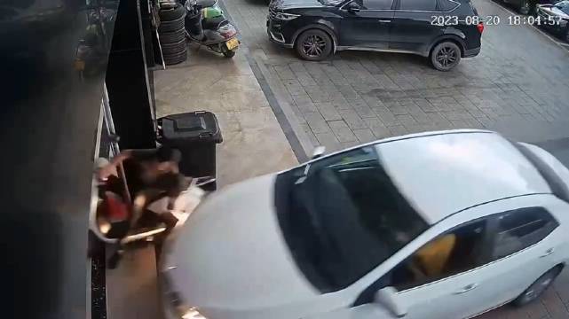 广西玉林，车辆去保养维修，司机不小心油门踩到底了？