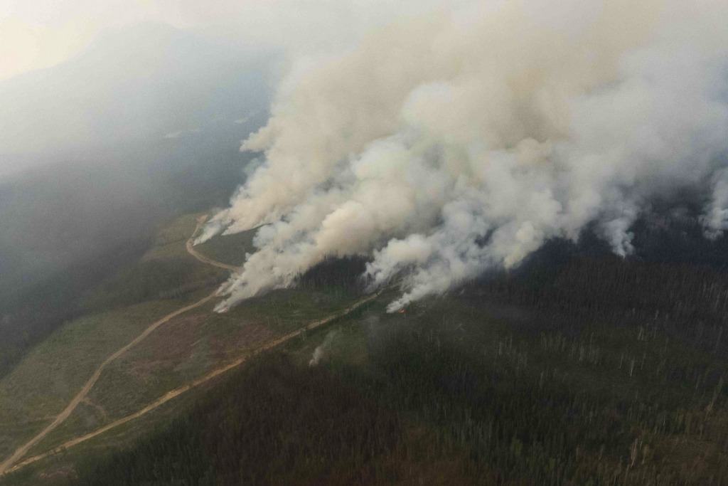 這是7月3日在加拿大不列顛哥倫比亞省北部地區航拍的野火狀況。新華社發（加拿大不列顛哥倫比亞省野火服務處供圖）