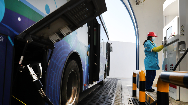 深度︱交通减碳攻坚难:重卡掉队,绿电不足,经济账怎么算