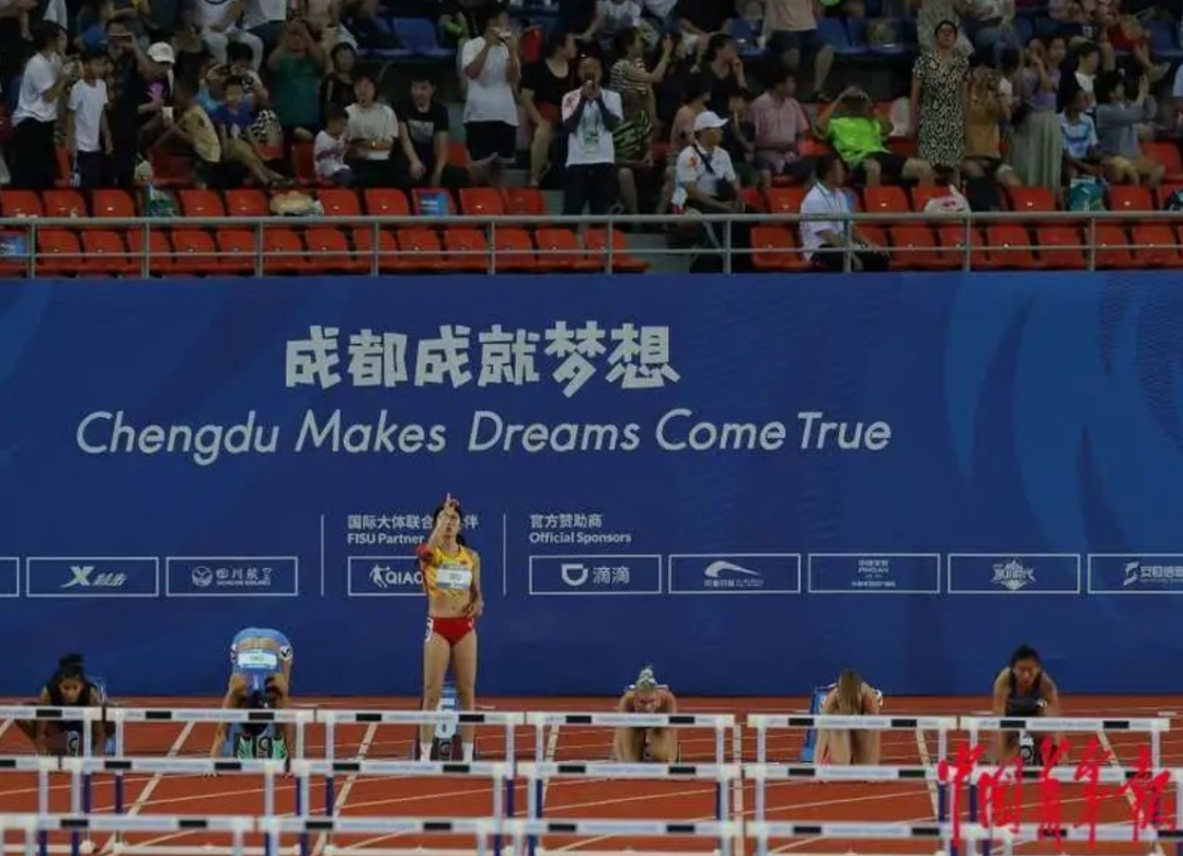 成都大運會女子100米欄決賽開始前，吳豔妮（左三）手指天空。中青報•中青網記者 曲俊燕/攝