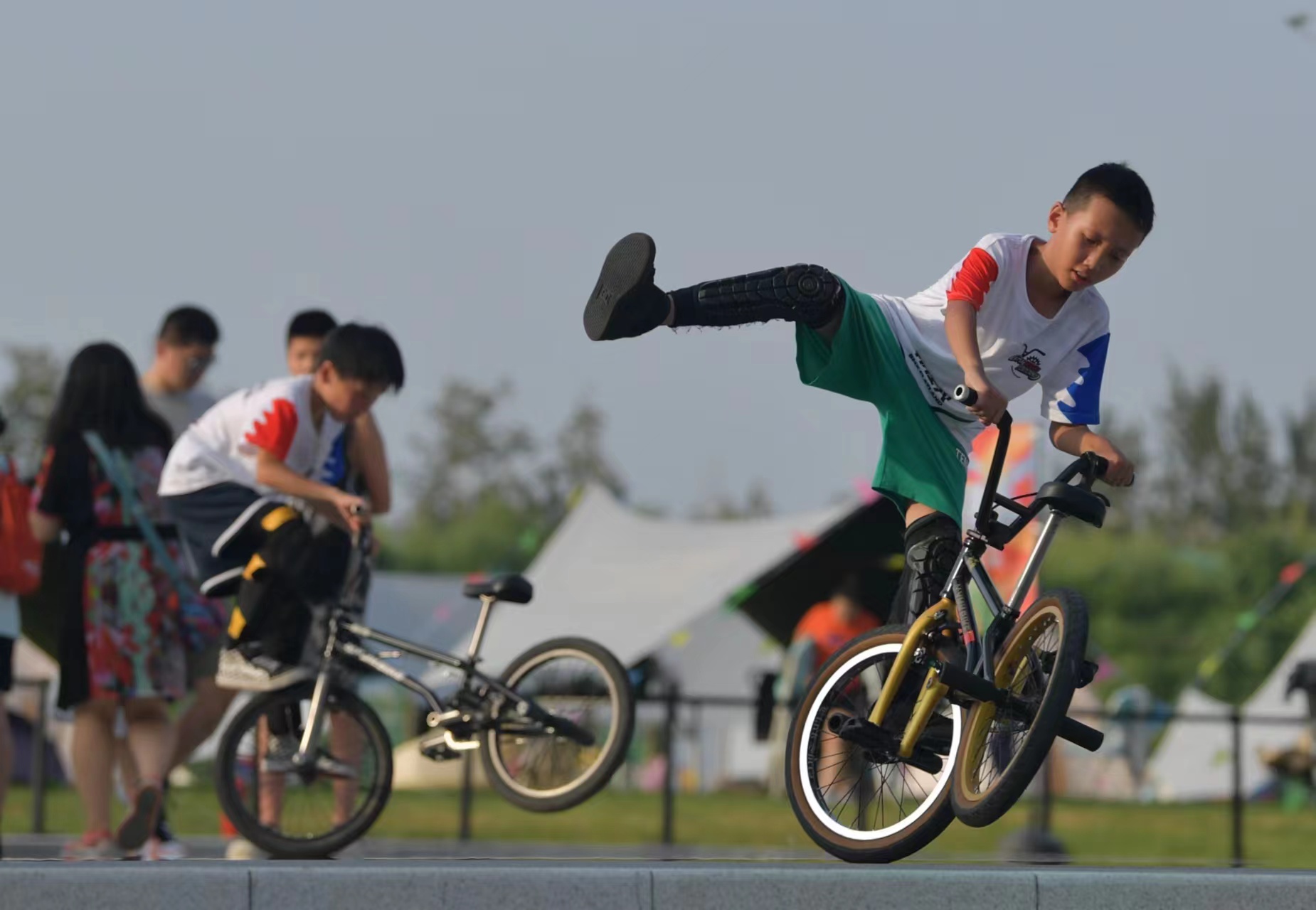 文化節上兩名小朋友在展示BMX小輪車平地花式項目。新京報記者 李木易 攝