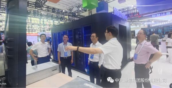 李董事长参观成果展并与参会企业交谈