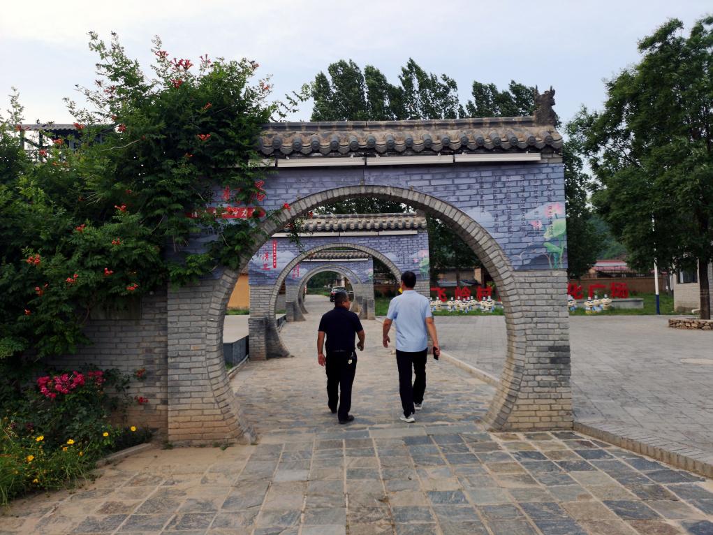 遊客在飛嶺村文化廣場漫步。新華社記者王飛航 攝