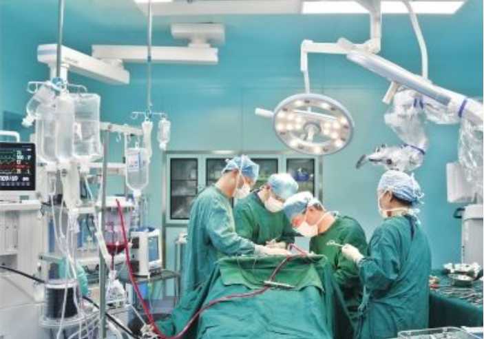 集团三级医院专家团队行显微镜下颅内动脉瘤夹闭术。