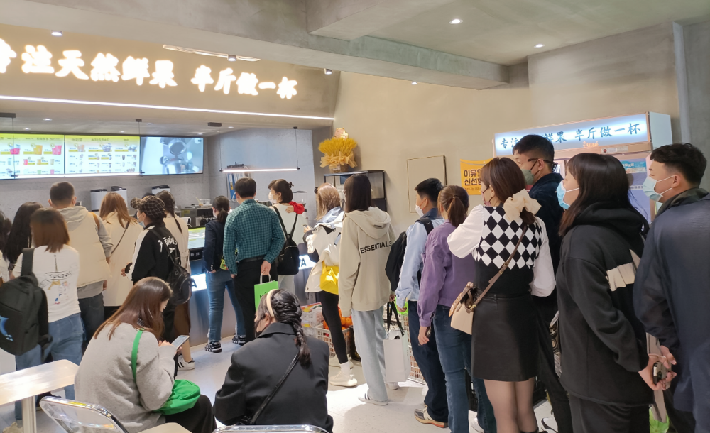 延吉一家咖啡店里排队的顾客