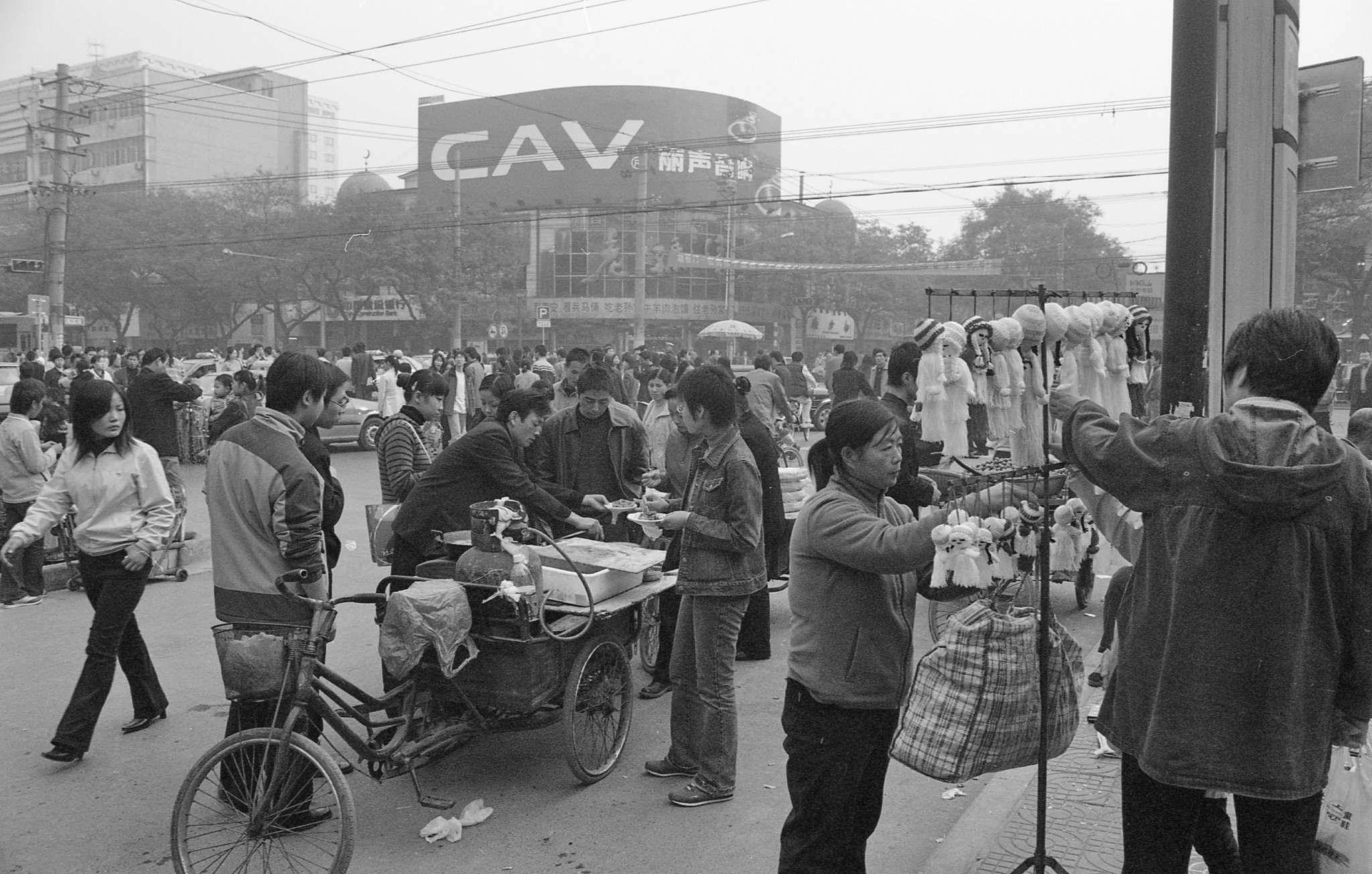 西安东大街端履门十字的小贩,2004年11月