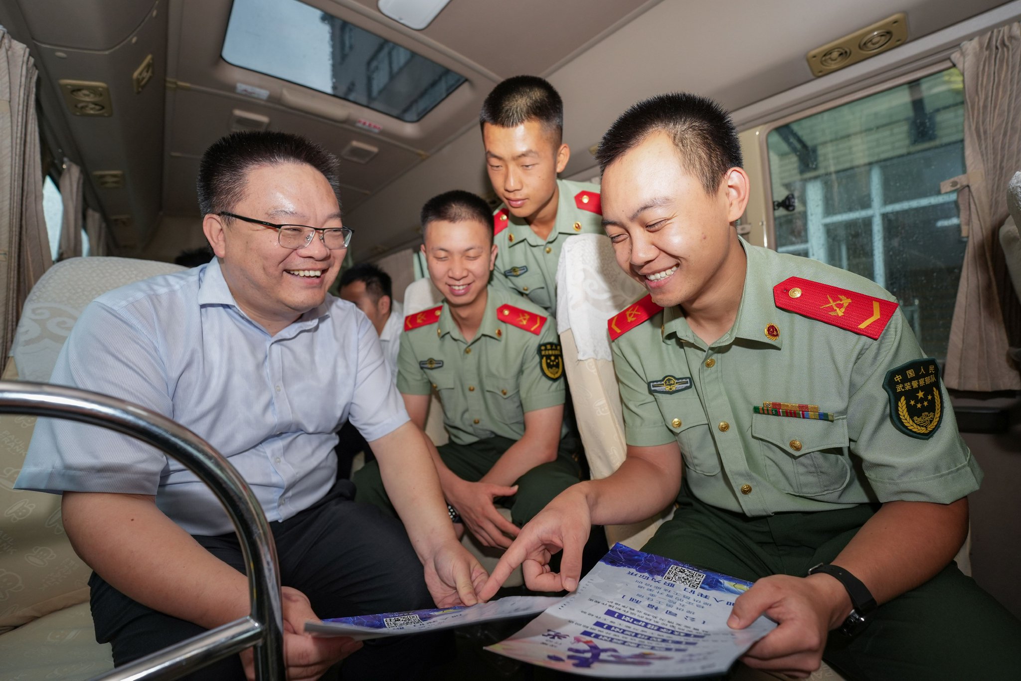 退役士兵在“就业直通车”内了解岗位特点