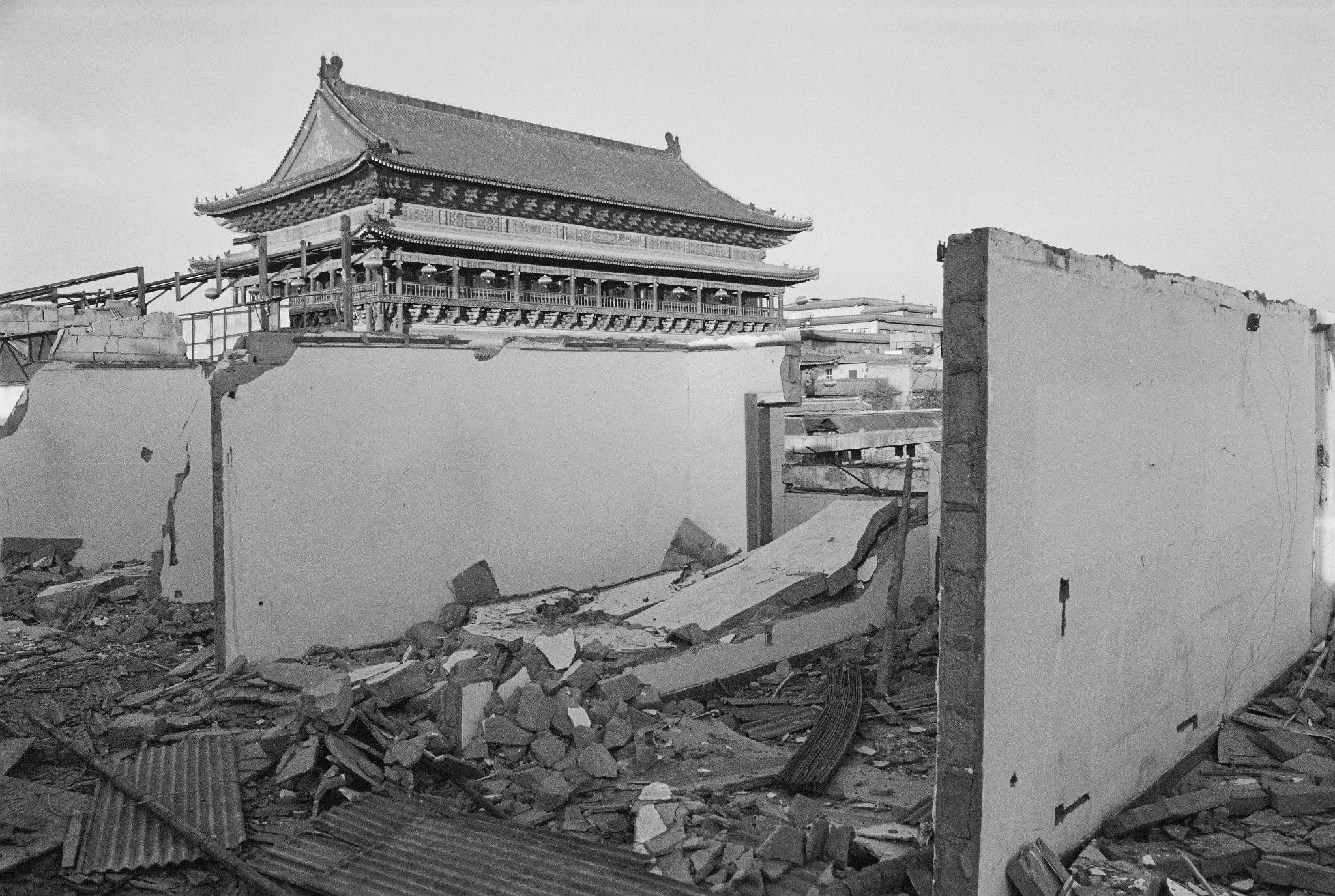 西安西大街鼓楼前商铺被拆,2004年12月6日