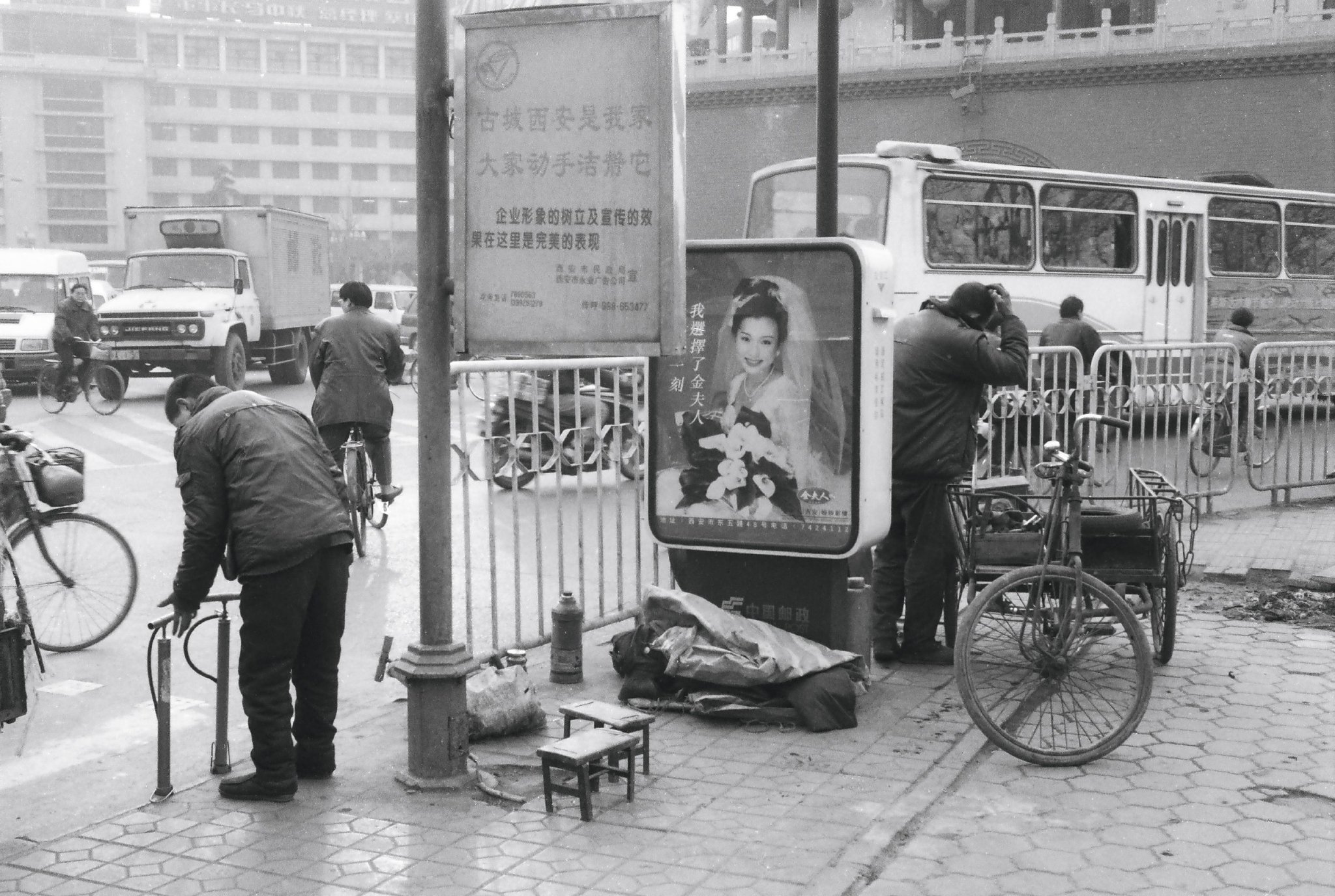 东大街西头的修自行车摊,1998年12月