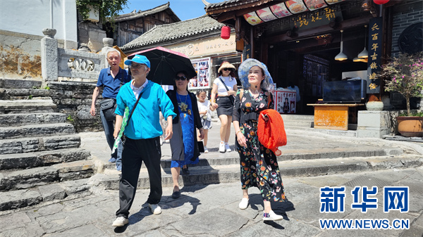 7月5日,第三十四届“劲松杯”全国老干部围棋赛参赛选手在青岩古镇游玩。新华网 卢志佳 摄