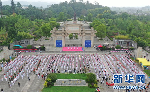7月28日,“泰山体育杯”贵州省大众跆拳道锦标赛(贵阳站)开幕式现场千人同演“太极一章秀”。新华网 卢志佳 摄