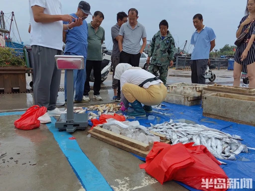 市民在码头上抢购