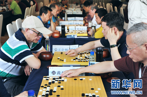 7月3日,第三十四届“劲松杯”全国老干部围棋赛比赛现场。新华网 卢志佳 摄