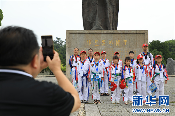 7月28日,“泰山体育杯”贵州省大众跆拳道锦标赛(贵阳站)参赛选手游览中国阳明文化园。新华网 卢志佳 摄