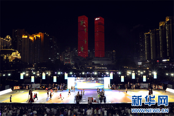 7月23日,2023年贵阳市第三届社区运动会暨第二届“3V3”全民篮球总决赛在花果园购物中心广场举行。新华网 卢志佳 摄