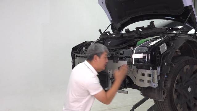 这辆高合HiPhi Z的前后防撞梁都是铝合金材质……