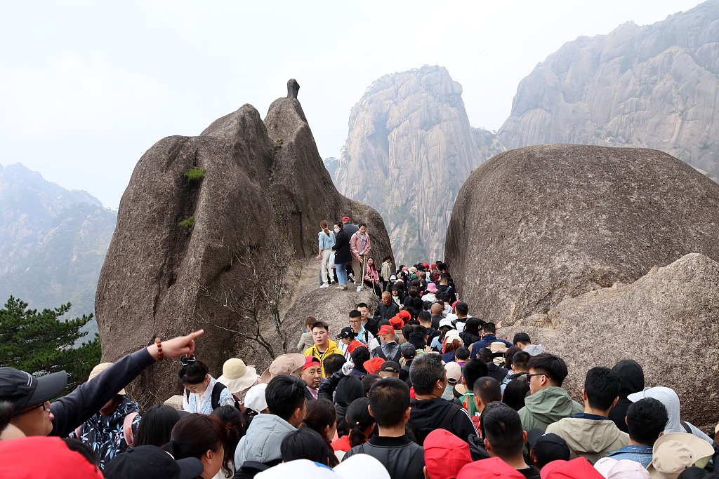 2023年4月12日,安徽黄山风景区游客接踵而至,人流如潮。视觉中国 资料图