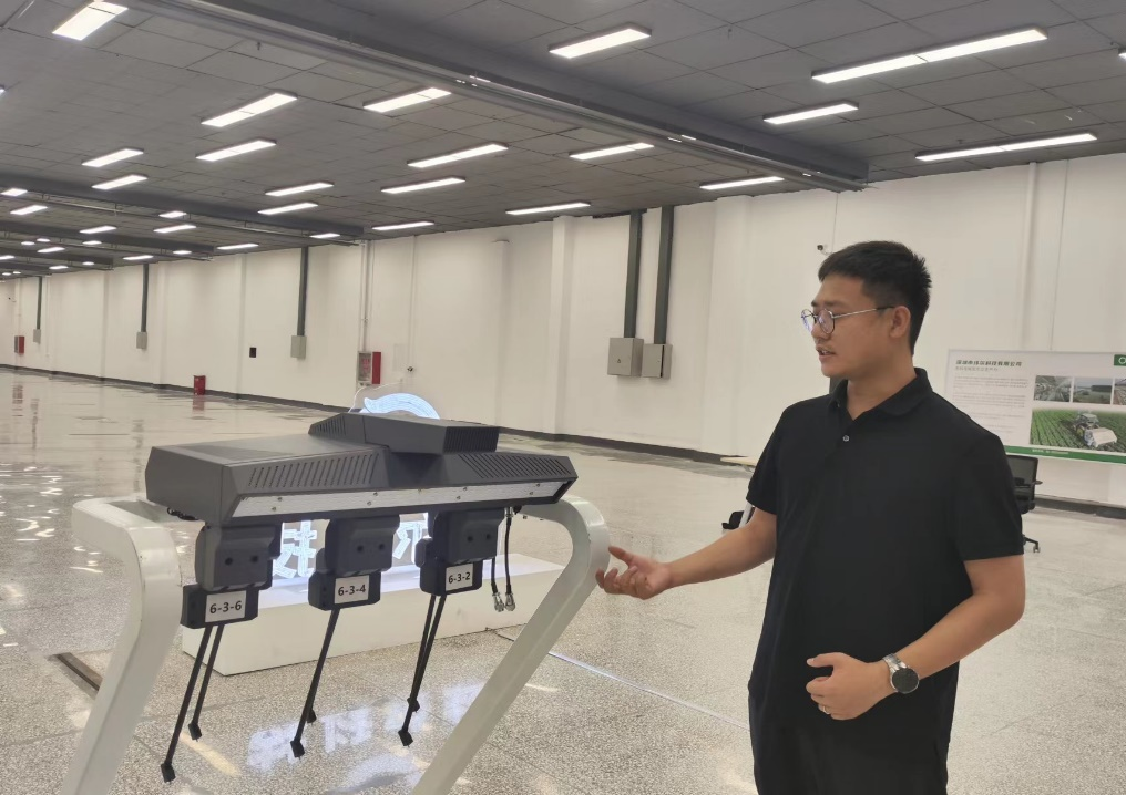 深圳纬尔科技有限公司CEO柳铮正在讲述棉花打顶样机的功能。季亚楠 摄