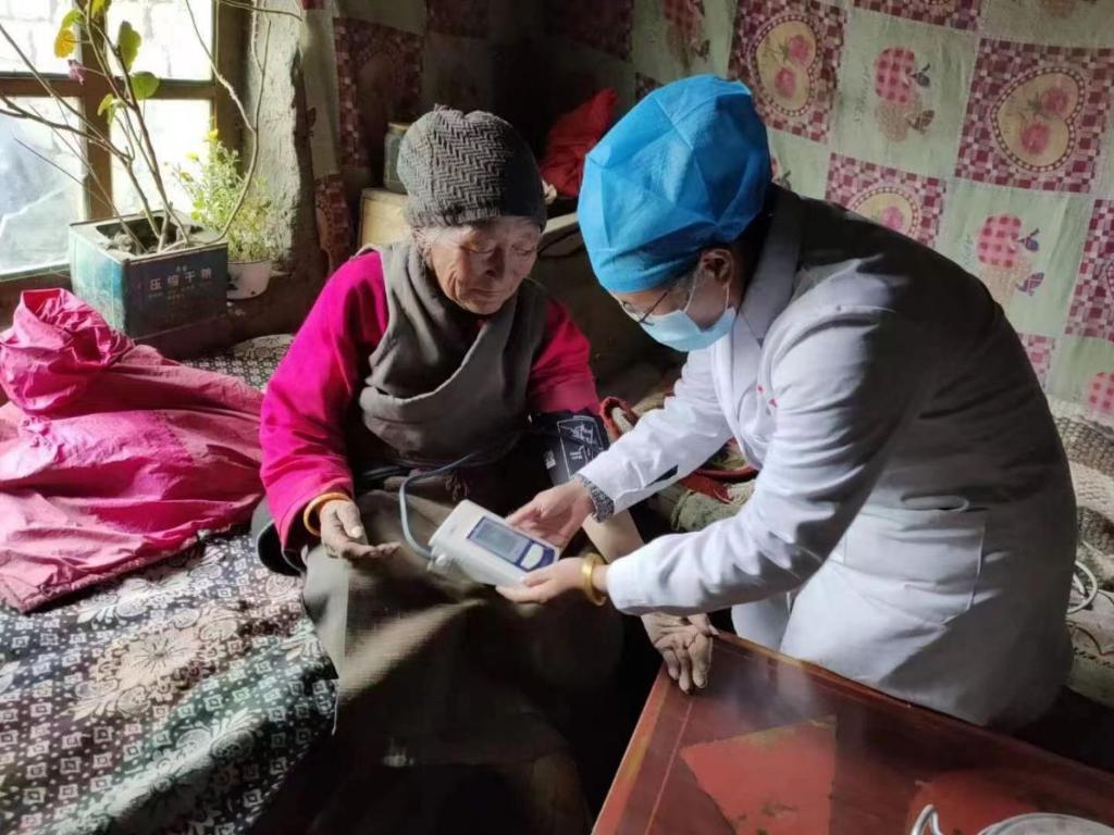 2020年11月10日，索朗片多入戶為鄉村60歲以上老年人健康體檢。受訪者供圖