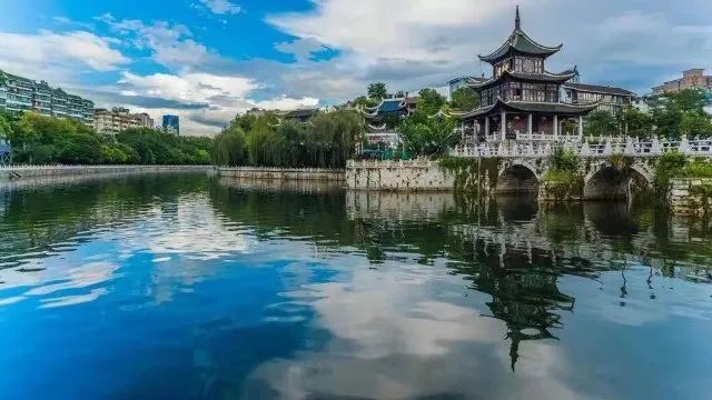▲贵阳南明河上的甲秀楼(图源:天眼新闻)