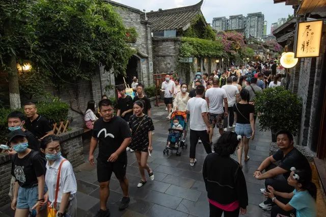 ▲成都宽窄巷子步行街(新华社记者 江宏景 摄)