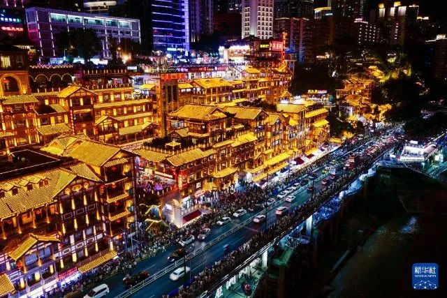 ▲重庆洪崖洞夜市街区外景(新华社记者 刘潺 摄)