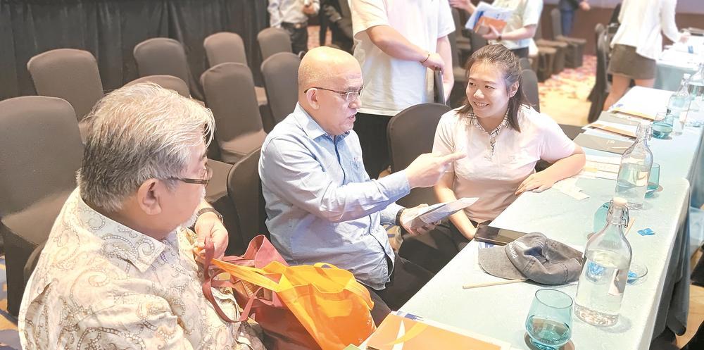 企业对接会上嘉宾热情交流