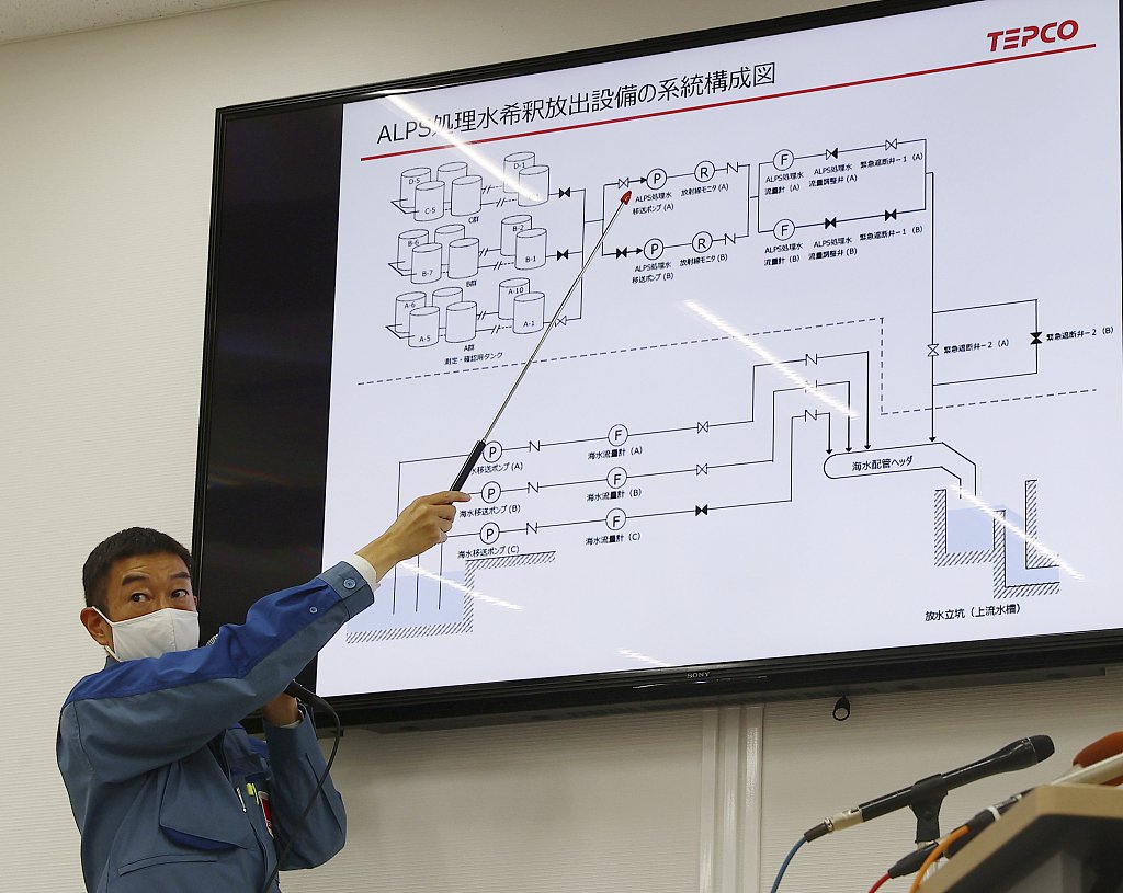 當地時間2023年8月24日，日本福島縣大隈町，一位負責人正在解釋核汙染水的排放情況。