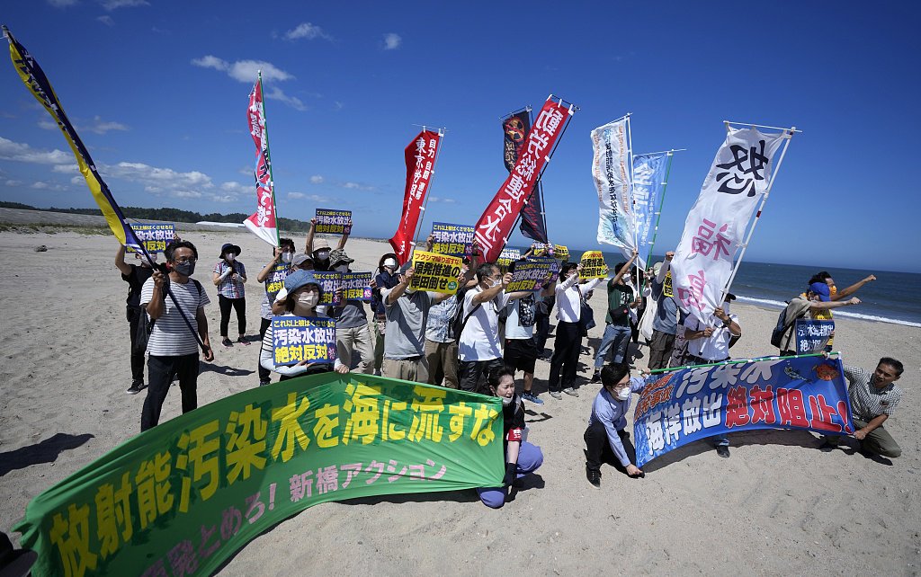 當地時間2023年8月24日，日本浪江町，民眾在海灘上抗議福島核汙染水排海計劃。