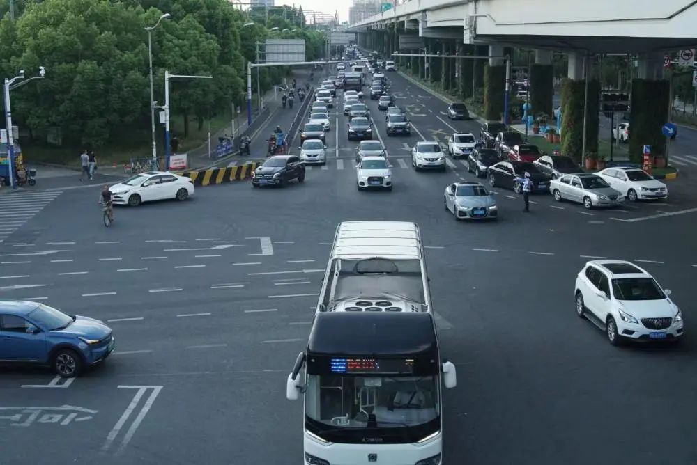 宝杨路、同济路口晚高峰时段