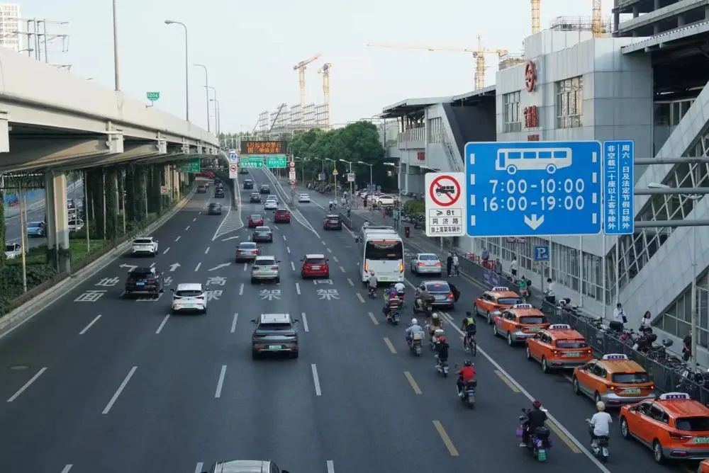 宝杨路、同济路口的公交专用道