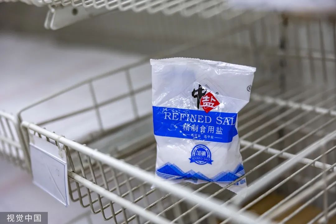 英国人烧完基站，中国人开始抢盐了，新冠患者跳海会污...