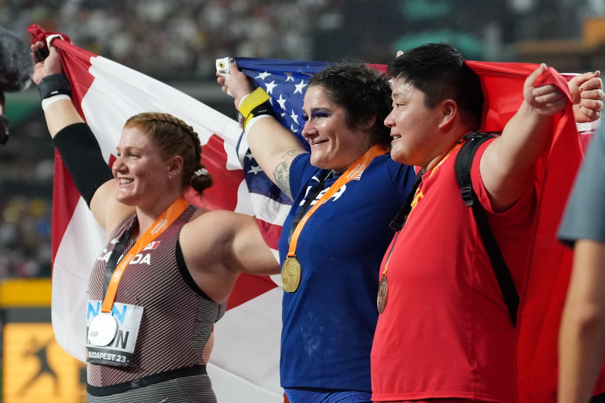 女子鉛球，鞏立姣（右）連續8屆世錦賽站上領獎台。 圖/新華社