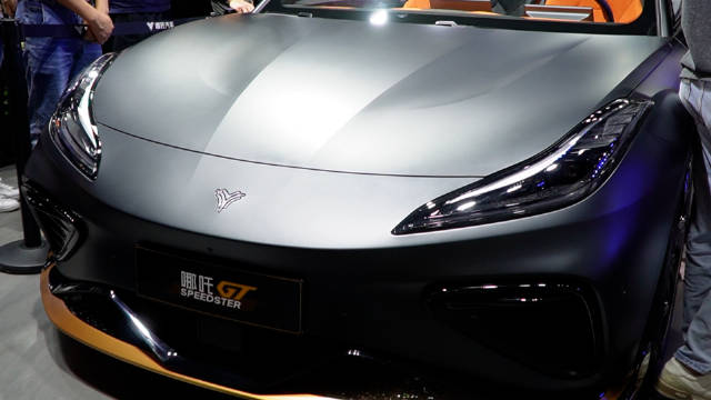 哪吒汽车在成都国际车展上推出多款黑科技新品……