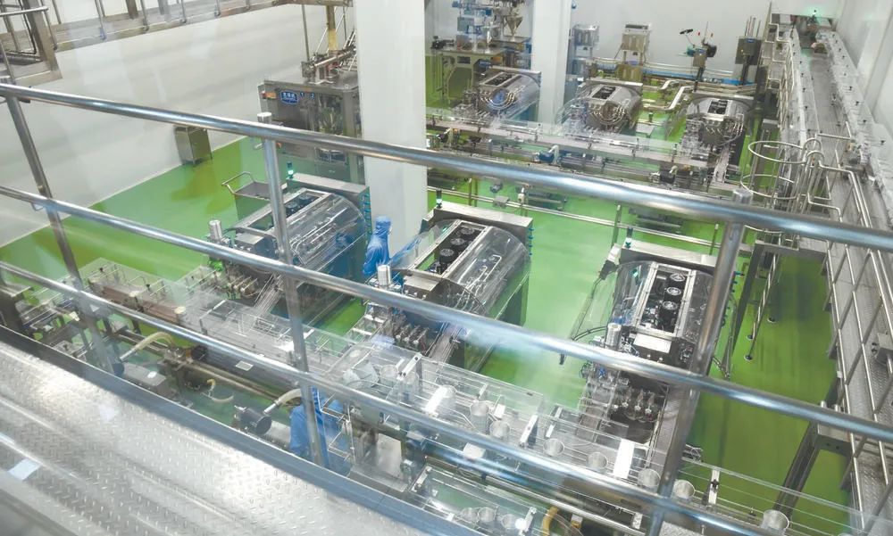 在位于石家庄市鹿泉区的君乐宝乳业集团君恒奶粉工厂,工作人员正在加紧生产自主研发的奶粉。