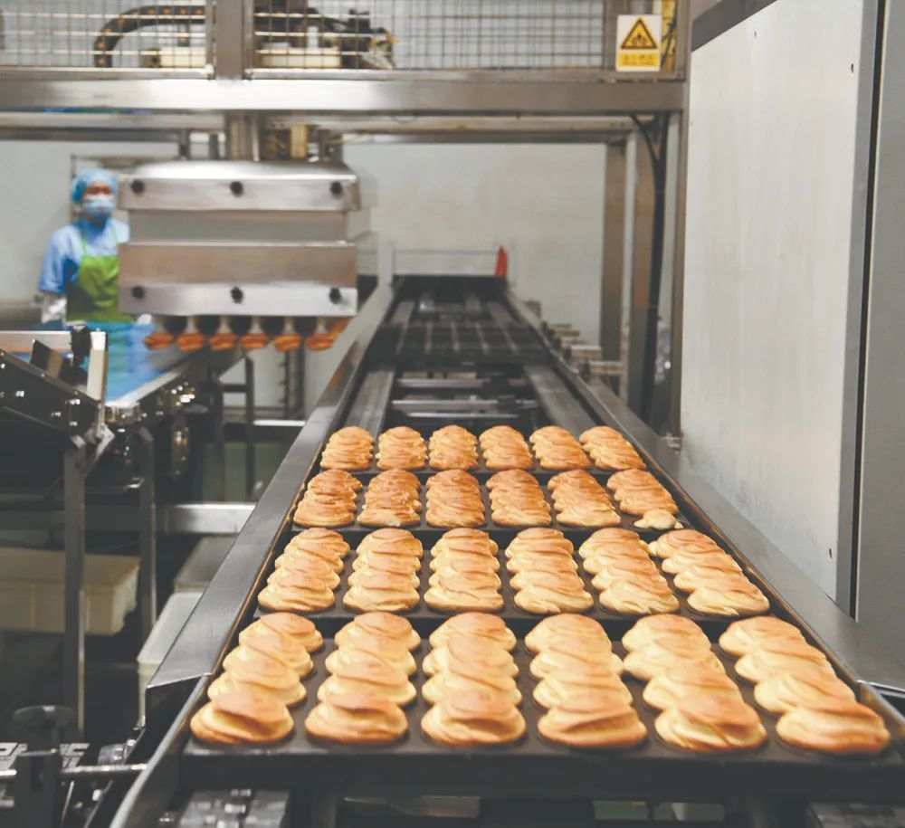 在石家庄市栾城区的河北马家麦坊食品有限公司自动化食品车间,工作人员在烘烤面包。