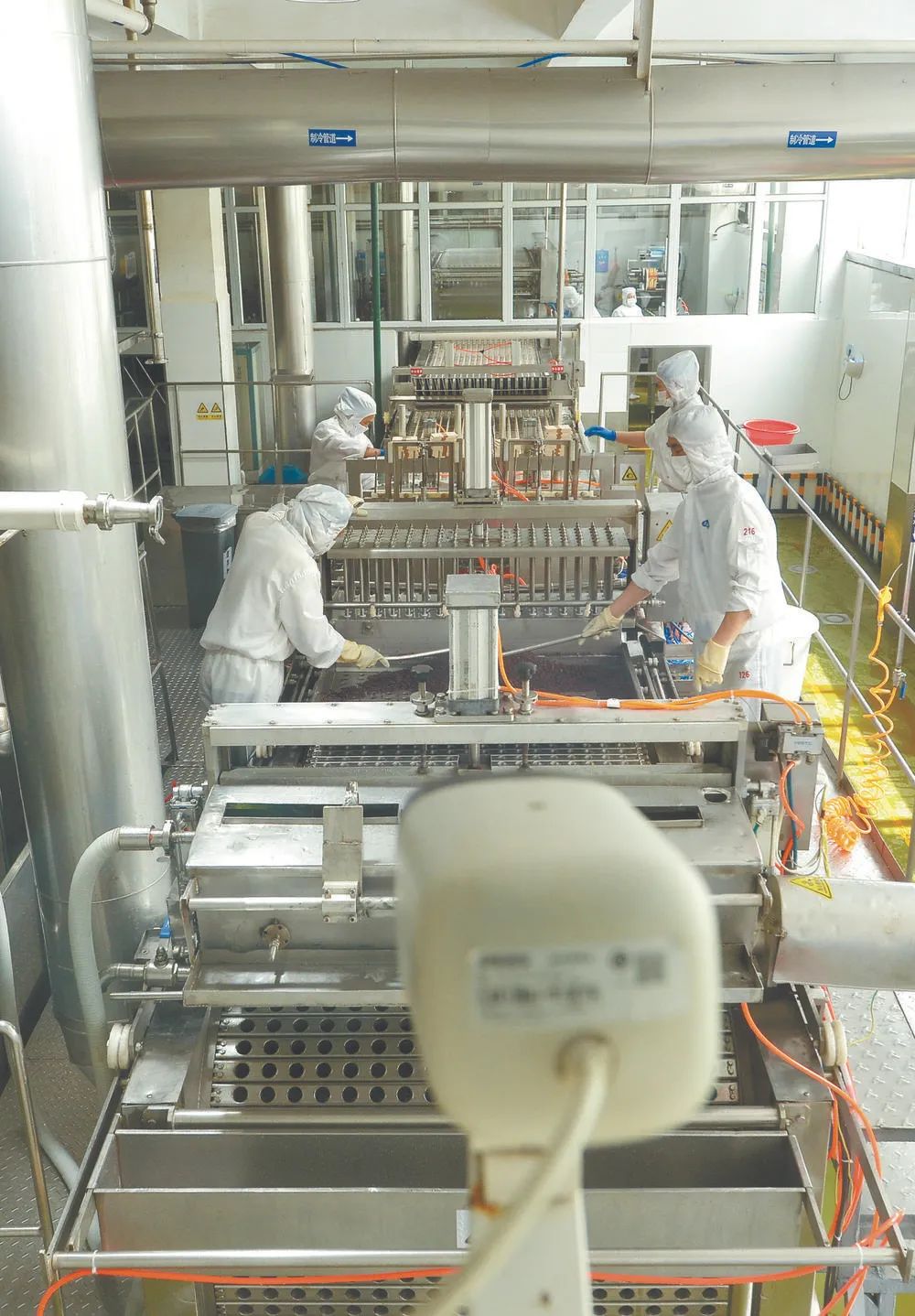 在石家庄市高新区天冰冷饮有限公司生产车间里,工作人员正在抓紧时间生产。