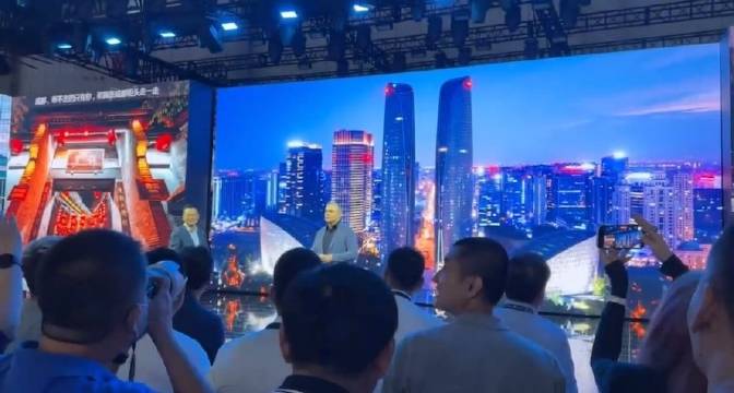 宝马外籍高管成都车展上唱成都