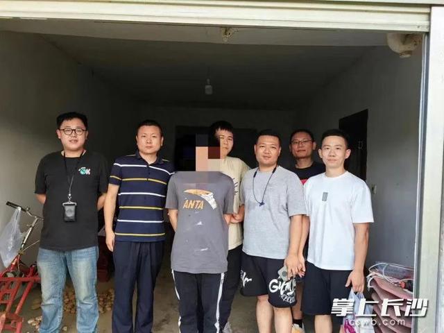 公安部B级逃犯被抓获。均为长沙晚报通讯员李三平供图