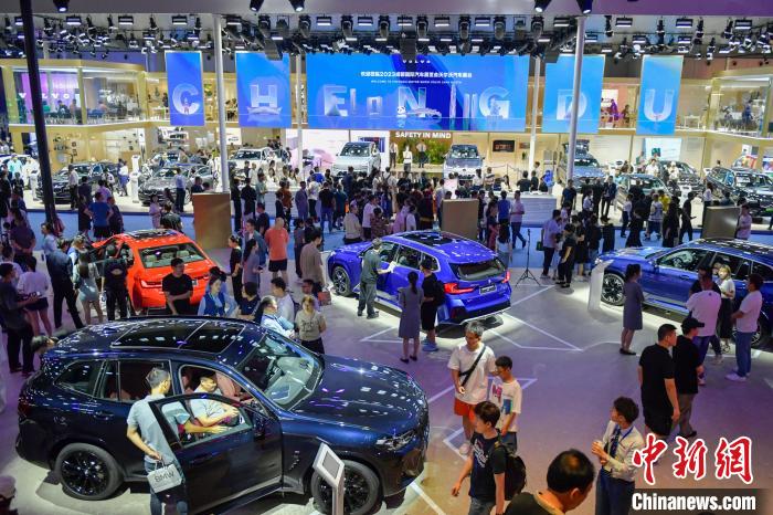 四川成都：国际车展新能源车人气旺